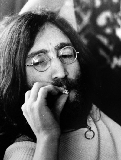 john_lennon_smoking
